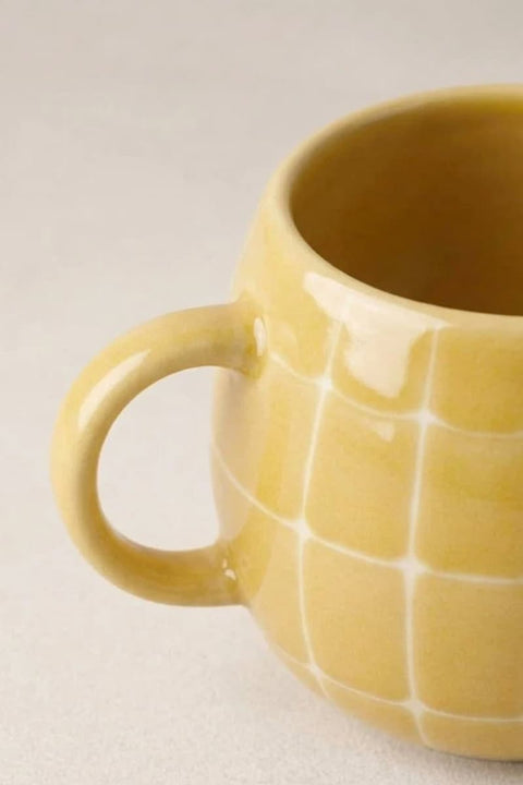 Pool Mug egg back home Amber – Detailansicht handglasiertes Kachelmuster in warmem Bernsteinton, natürliche Unikat-Variationen der Glasur