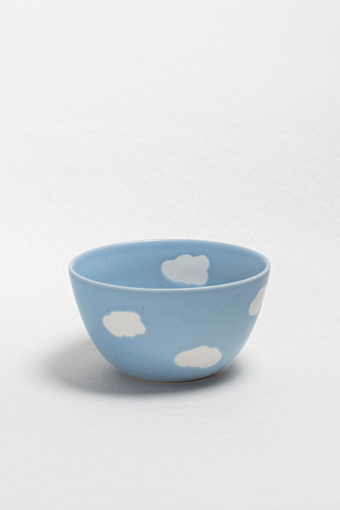 Keramikschale in satiniertem Blau mit Wolkenmuster