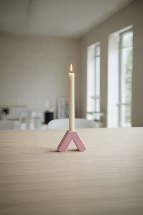 Rosa-pinker Keramik-Kerzenhalter whywhy mit Stabkerze