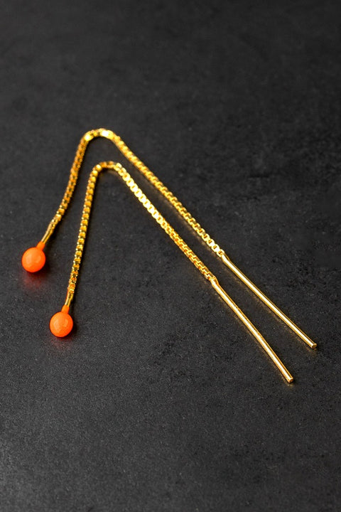 Modische Durchzieh-Ohrringe in Neon-Orange mit Kettenanhänger
