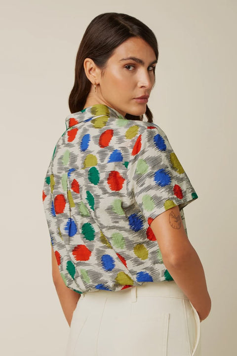 Evelina Blouse Walton King Louie – Detailansicht Blusenkragen und Knopfverschluss, Walton Print