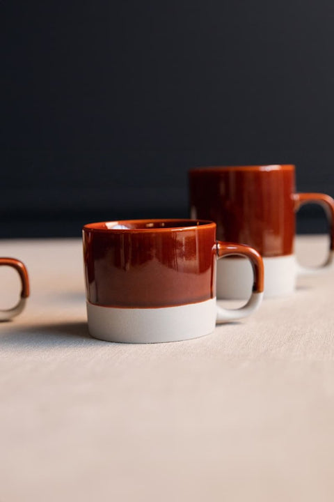 Cyl-Kollektion von KINTA in Braun, mehrere Steinzeug-Produkte – Tassen, Teekanne und Schalen in Terre
KINTA Cyl Kollektion Terre Braun, handgefertigtes Steinzeug aus Hanoi, Fair Trade, matt mit glänzenden Akzenten