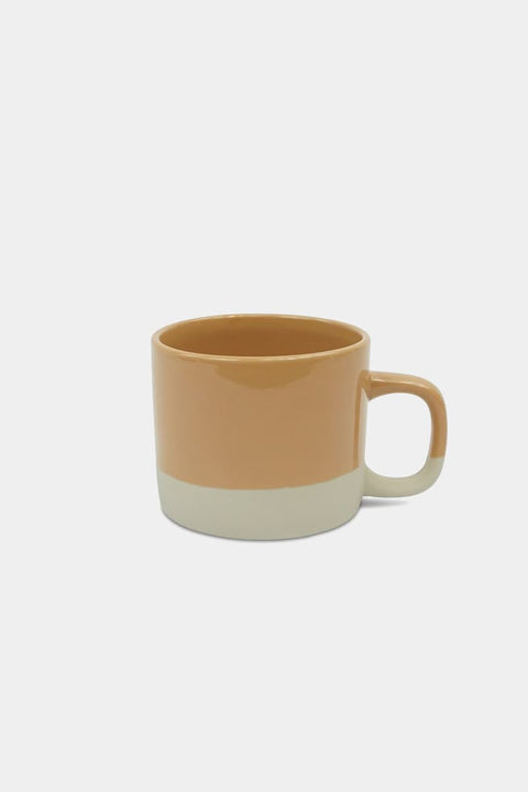 Nude
Cup Cyl M von KINTA in Nude, handgefertigtes Steinzeug, 200 ml, matte Oberfläche mit glänzenden Akzenten
Cup Cyl M KINTA Nude, zylindrische Form 8 x 6,5 cm, handgefertigt in Hanoi, Fair Trade