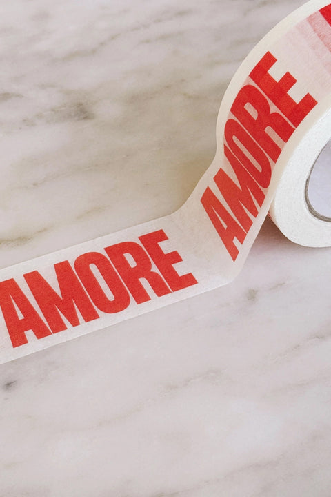 Klebeband AMORE NAVUCKO – Detailansicht AMORE-Design auf Papierklebeband in Naturweiß/Rot