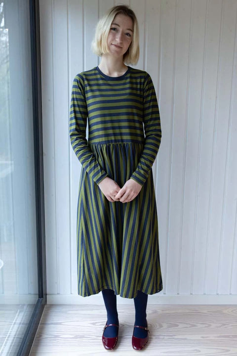 Langärmliges Kleid mit femininem Schnitt und Streifenmuster