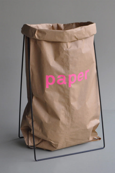 Brauner Papiersack, umweltfreundlich und wiederverwendbar, mit Aufdruck zur Inhaltsangabe, in einem hell erleuchteten Raum platziert