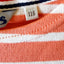 Bretonisches Kinder-Shirt modAS Altrosa/Weiß – Detailansicht Schulternieten und sanftes Koralle-Weiß-Muster, 100% Baumwolle