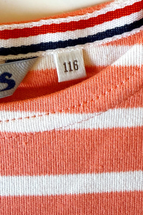 Bretonisches Kinder-Shirt modAS Altrosa/Weiß – Detailansicht Schulternieten und sanftes Koralle-Weiß-Muster, 100% Baumwolle