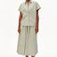 Stripe Poplin Larisaana Bluse von ARMEDANGELS in Salbei-Braun-Creme, Model in Nahaufnahme