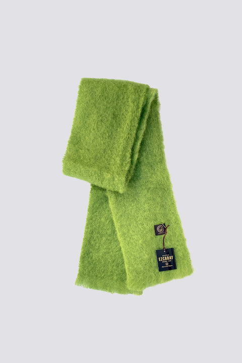 Grüner Mohair Foulard 485 von Mantas Ezcaray auf neutralem Hintergrund