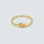 Zarter Love Knot Ring vergoldet von LULU auf weißem Hintergrund