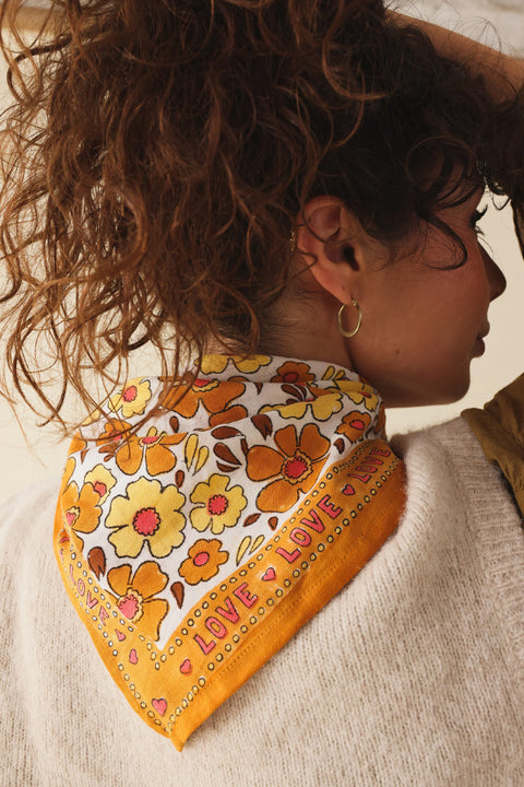 Foulard Flower Doré als Accessoire bei einem Kind getragen
