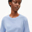 Styling-Ansicht Lualaa T-Shirt ARMEDANGELS Hellblau, kombiniert mit Straight-Jeans oder weitem Rock, cleaner Alltagslook