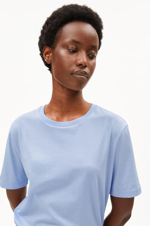 Styling-Ansicht Lualaa T-Shirt ARMEDANGELS Hellblau, kombiniert mit Straight-Jeans oder weitem Rock, cleaner Alltagslook