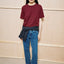 ARMEDANGELS Lualaa T-Shirt in Rot, Model in Frontalansicht mit Jeans kombiniert