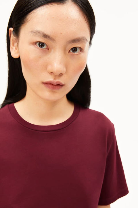 Lualaa T-Shirt ARMEDANGELS Velvet Red, Frontansicht Regular Fit, weinroter Rundhalsausschnitt, sauber verarbeitete Säume