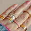 Double Color Ring Wild Lime Purple Harvest LULU Copenhagen, mit anderen Ringen kombiniert, kontrastreicher Farbakzent am Finger