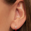 Color Hoop Half Dip Silber Rot LULU Copenhagen, am Ohr getragen, leuchtend rote Emaille trifft klares Silber, 1 cm