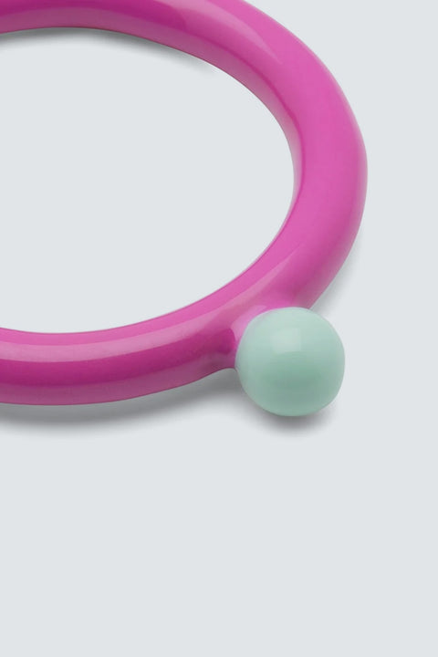 Color Ring Top Electric Fuchsia Mint LULU Copenhagen, am Finger getragen, leuchtend Pink und Mint als Farbstatement