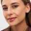 Color Hoop Half Dip LULU Copenhagen Silber Rot – Detailansicht rote Emaille auf versilbertem Messing, 50% recyceltes Material