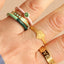 Color Ring Crystal LULU Copenhagen, am Finger getragen, Kristall fängt Licht ein, Emaille-Ring in Hellrosa