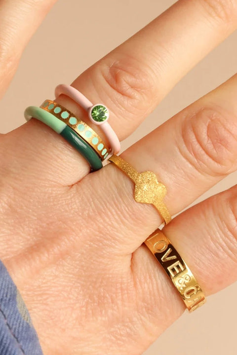 Color Ring Crystal LULU Copenhagen, am Finger getragen, Kristall fängt Licht ein, Emaille-Ring in Hellrosa