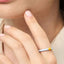 Color Ring Top Skyride Blue Sunflower LULU Copenhagen, am Finger getragen, klares Blau und strahlendes Gelb als Sommerlook