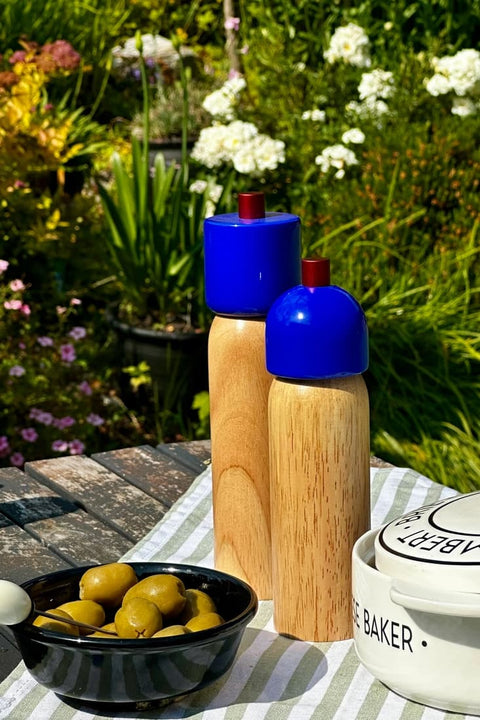 MÆGEN Tableware Collection – Salz- und Pfeffermühlen in Marineblau & Rot