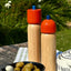 MÆGEN Salz- und Pfeffermühlen Orange & Blau in mittelgroßer und großer Version nebeneinander