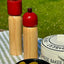 MÆGEN Salz- und Pfeffermühle Rot, auf gedecktem Tisch als Blickfang, 21,5 cm hoch, lebendiges Rot auf natürlichem Holz