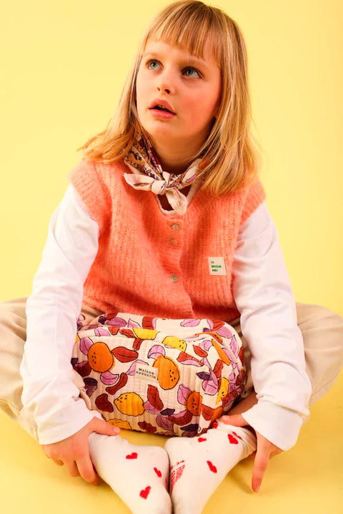 Foulard Bébé Pomelo Lilas Maison Augustin, als Halstuch bei Kind getragen, zartes Lila mit handgefertigtem Blumen-Frucht-Motiv
