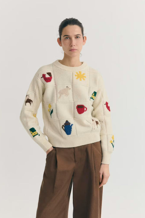 Masia Candela Knitted Sweater Thinking Mu, Frontansicht normale Passform in Cremeweiß, Rundhalsausschnitt, klassischer Strick