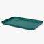 Medium Serving Tray Blue Abyss EKOBO, mit Gläsern und Snacks befüllt, hoher Rand verhindert Verrutschen, wiederverwendbar
