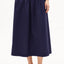 Poplin A-Line Midi Skirt ARMEDANGELS Tinted Navy – Detailansicht Poplin-Struktur und elastischer Bund, Dunkelblau