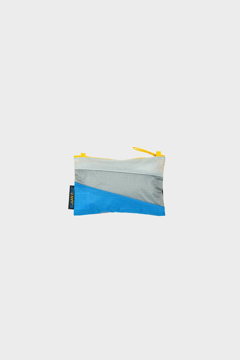 The New Pouch Multi Black Small Susan Bijl, Rückseite, diagonale Farbflächen in Hellgrau, Grau und leuchtendem Blau