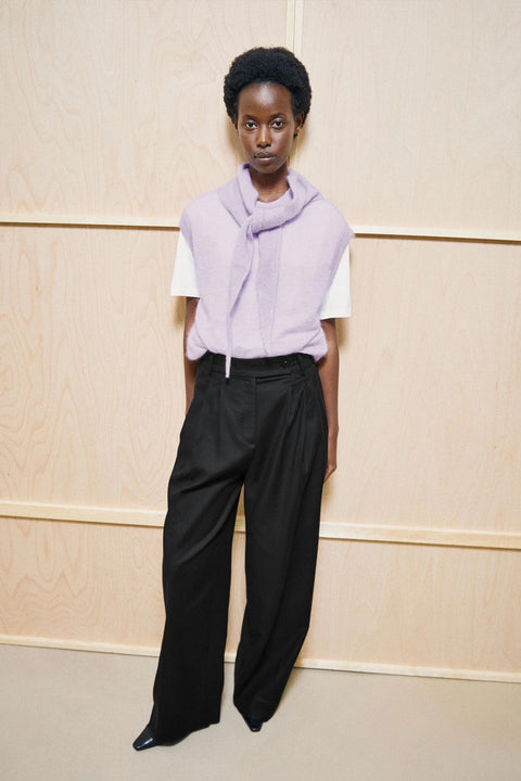 Model trägt den Mohair-Mix Strickpullunder Moonlit Lilac kombiniert mit dunkler Hose