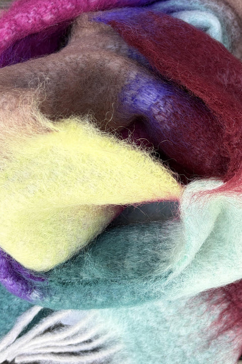 Detailansicht der Fransen und Farbbalken des Mohairschals Matisse HM-66