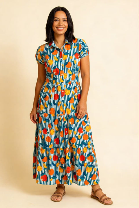 Molly Dress in Oranges von Pretty Vacant, weites Hemdblusenkleid mit buntem Streifen- und Zitrusfrüchte-Print, Midi-Länge mit Volants