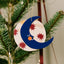 Dekoanhänger Mond milin, am Weihnachtsbaum hängend, buntes Mond-Motiv aus Holz im Adventslicht
