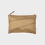 The New Pouch Mono Camel Medium von Susan Bijl, 29 x 19 cm, wasserdichtes recyceltes Ripstop-Nylon, YKK-Reißverschluss