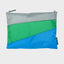 The New Pouch Multi Wena Large von Susan Bijl, Vorderseite, diagonale Farbflächen in Grau, leuchtendem Grün und leuchtendem Blau, grauer YKK-Reißverschluss