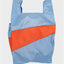 Die moderne und stylische The New Shopping Bag in Hellblau und Orange