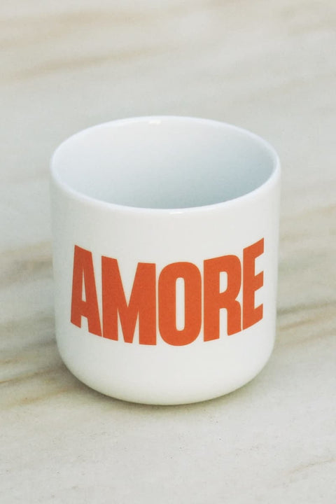 Porzellanbecher AMORE NAVUCKO, mit Kaffee oder Tee befüllt, henkellos in beiden Händen gehalten