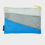 The New Pouch Multi Black Large Susan Bijl, Rückseite, drei diagonale Farbflächen in Hellgrau, Grau und leuchtendem Blau