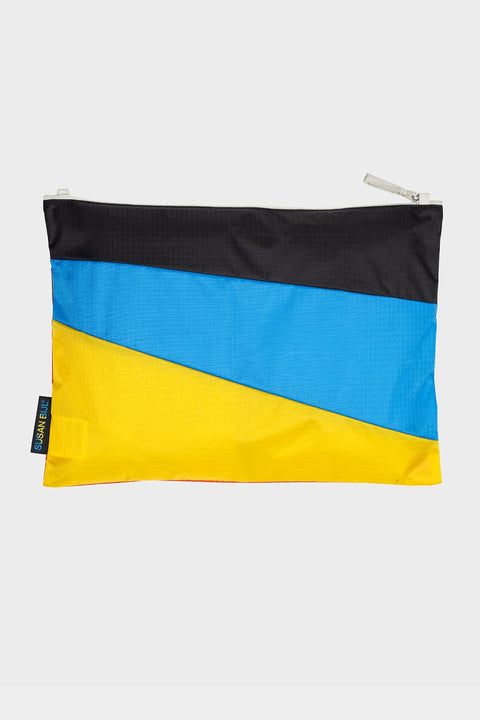 The New Pouch Multi Oxyde Large Susan Bijl, Rückseite, drei diagonale Farbflächen in Schwarz, leuchtendem Blau und Sonnengelb