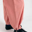 Styling Nine Pants Pink SUITE13LAB, mit leichtem Top oder Strickpullover kombiniert, rosa Balloon-Hose für Alltag und Freizeit