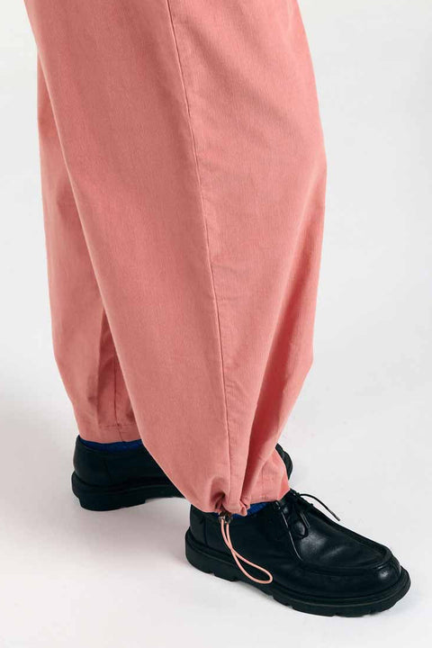 Styling Nine Pants Pink SUITE13LAB, mit leichtem Top oder Strickpullover kombiniert, rosa Balloon-Hose für Alltag und Freizeit