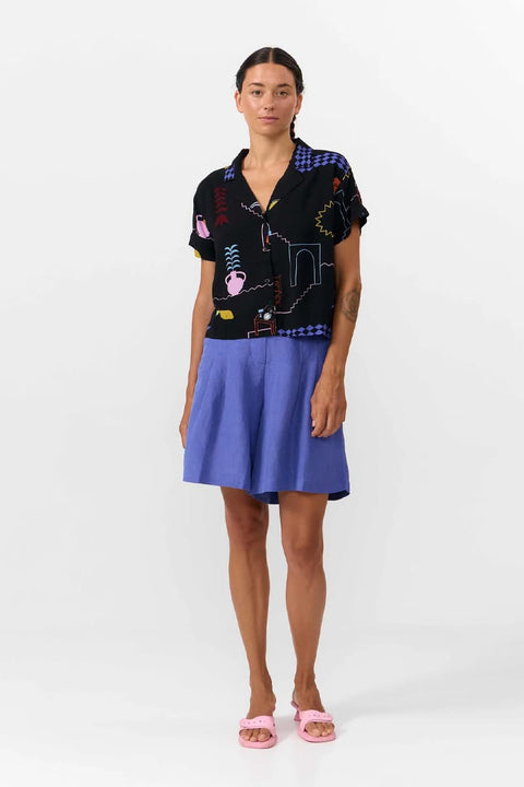 Nyasa Shirt Print Holiday von Suite13Lab in Schwarz, Kurzarm, offener Kragen mit Revers und Corozo-Knöpfen
