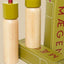 MÆGEN Our Curated Abode Pfeffermühle Olive Rot, auf Tisch mit anderen Kollektionsstücken, 21,5 cm, Küsteninspiration Ramsgate