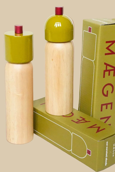MÆGEN Our Curated Abode Pfeffermühle Olive Rot, auf Tisch mit anderen Kollektionsstücken, 21,5 cm, Küsteninspiration Ramsgate